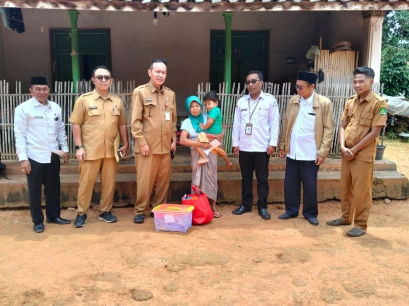 Kepala Dinsos P3A, dr. Abd. Rahman Riadi, S.E., M.M., hadir langsung menyerahkan bantuan. Ia menyapa Ibu Mona dan cucunya di Desa Bun Barat Kecamatan Rubaru, Selasa (27/01/2027)