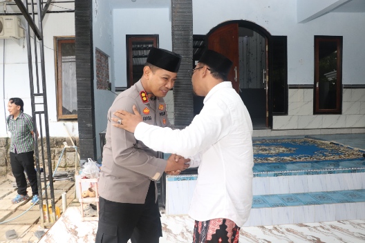 Kapolres Sumenep AKBP Anang Hardiyanto SIK Saat Mengunjungi Ketua PCNU KH. Widadi Rahim, Selasa (27/01/2026) 