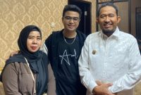 Bupati Sumenep Achmad Fauzi Wongsojudo Bersama 
Moh. Trio Jatmiko, yang dikenal dengan nama panggung Miko, berhasil meraih juara ajang Dangdut Mania Dadakan (DMD) Panggung Rejeki yang digelar MNC Group