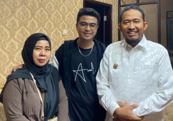 Bupati Sumenep Achmad Fauzi Wongsojudo Bersama 
Moh. Trio Jatmiko, yang dikenal dengan nama panggung Miko, berhasil meraih juara ajang Dangdut Mania Dadakan (DMD) Panggung Rejeki yang digelar MNC Group