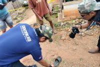 Petugas Olah TKP di Desa Lenteng Barat Kecamatan Lenteng Sumenep 