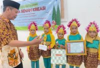 Kepala Dinsos P3A Kabupaten Sumenep, dr. R. Rahman Riadi, S.E., M.M. Saat Menyerahkan Hadiah Ke Sejumlah Pemenang Di Pekan Ceria 2026 Digelar Dinsos P3A Kabupaten Sumenep 