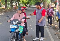 KBS Sumenep Bagikan 155 Nasi Bungturat di Jumat Manis