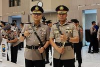 Foto Bersama Kapolres Sumenep Lama AKBP Rivanda SIK dan Kapolres Sumenep Baru AKBP Anang Hardiyanto SIK (Bid. Humas Polda Jatim)