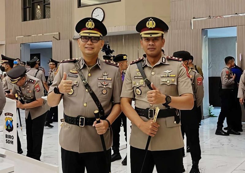 Foto Bersama Kapolres Sumenep Lama AKBP Rivanda SIK dan Kapolres Sumenep Baru AKBP Anang Hardiyanto SIK (Bid. Humas Polda Jatim)