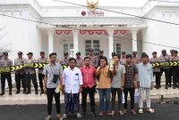 Puluhan Personel Polres Sumenep Amankan Aksi AMS di Sejumlah Partai Politik