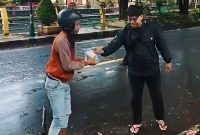 Diguyur Hujan, Relawan KBS Sumenep Tetap Bergerak: 90 Bungturat Dibagikan di Jantung Kota