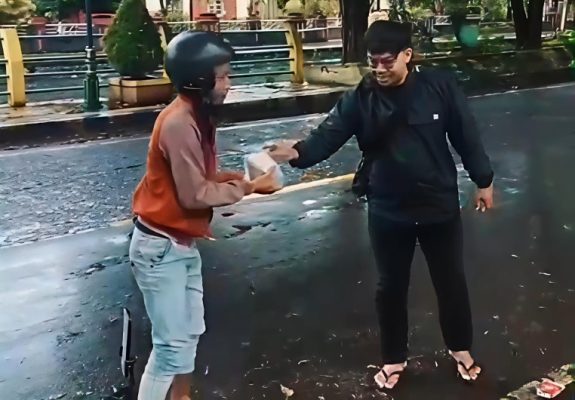 Diguyur Hujan, Relawan KBS Sumenep Tetap Bergerak: 90 Bungturat Dibagikan di Jantung Kota