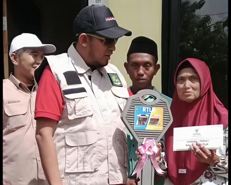 Bupati Sumenep Serahkan Rumah Layak Huni Secara Simbolis kepada Ibu Rukmini, Senin (19/01/2026)
