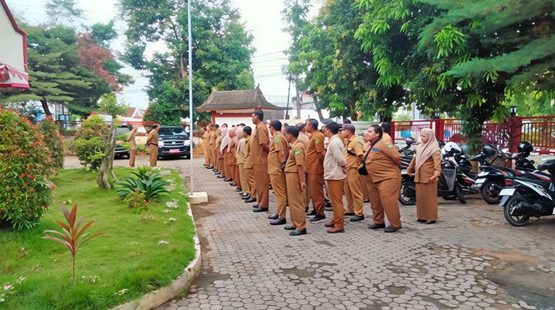 Kepala Badan Pendapatan Daerah (Bapenda) Kabupaten Sumenep, Ferdiansyah Tetrajaya, S.H., M.H., Saat Pimpin Apel Pagi Perdana Di Kantor Bapenda Sumenep, Selasa (20/01/2026)