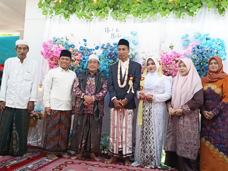 mantan Bupati Lumajang, Cak Thoriq, yang kini merupakan pengurus DPW PKB Jawa Timur, serta Wakil Bupati Sumenep KH Imam Hasyim, S.H., M.H.
Akad nikah Nurjannatul Fajriah dan Mahbubi Muhaimin