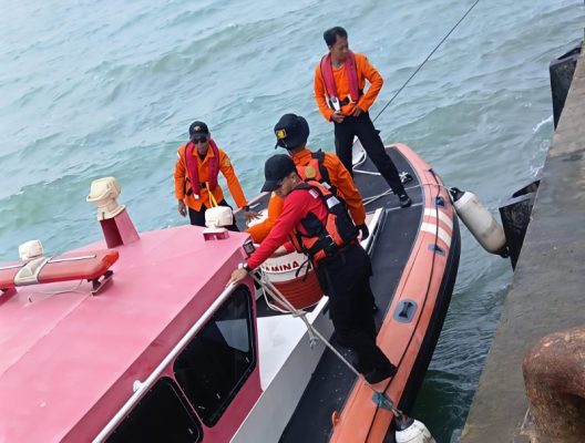 Dramatis! Lima Awak Tongkang Nyaris Tenggelam Dievakuasi di Perairan Pulau Giliyang, Sumenep, Kamis (22/01/2026)