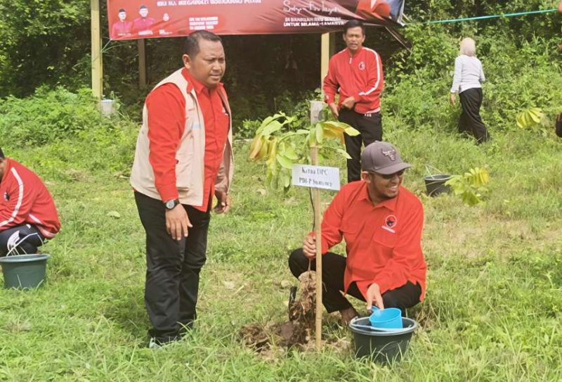 Ketua DPC PDI-P Dr. H. Achmad Fauzi Wongsojudo Saat Menanam Pohon di Momentum HUT Ketum PDI-P Megawati Soekarnoputri, Jum'at (23/01/2026)