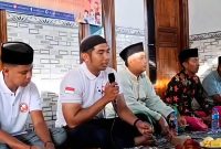 Ketua KBS Sumenep, Akhmad Sahruddin, S.H. Saat Memberikan Sambutan di Acara Santunan Kepada Anak Yatim di Desa Giring Kecamatan Manding, Minggu (25/01/2026)