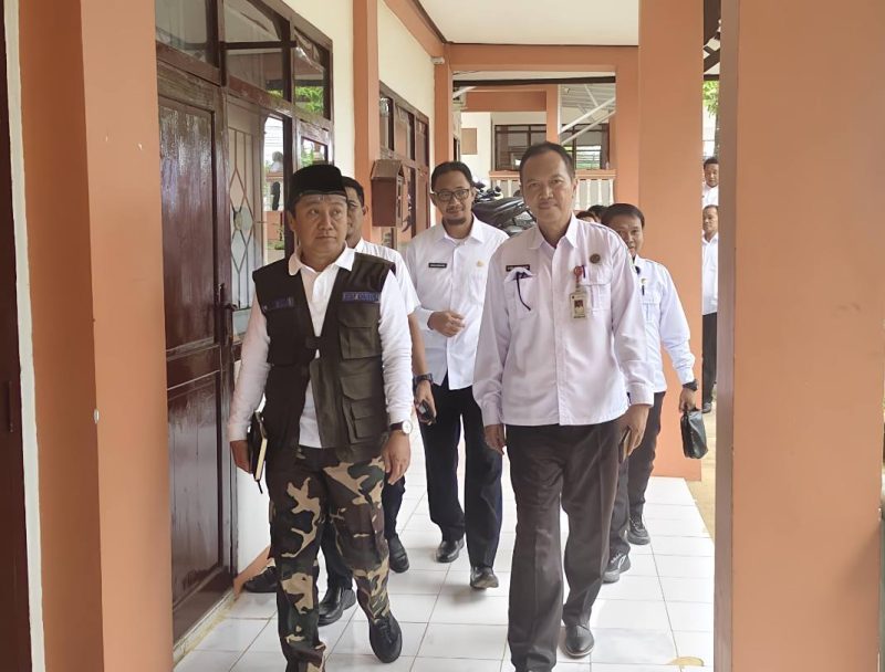 Kepala Dinas Sosial P3A Kabupaten Sumenep, dr. R. Rahman Riadi, SE, MM, Saat Mendampingi Staf Khusus Menteri Sosial Ishaq Subaidi Raqib Meninjau Sekolah Rakyat, Rabu (28/01/2026)