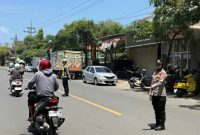 Polwan Polres Sumenep Turun ke Jalan, Amankan Sholat Jumat dan Jaga Kelancaran Lalu Lintas