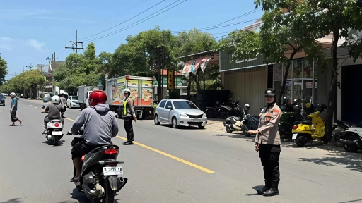 Polwan Polres Sumenep Turun ke Jalan, Amankan Sholat Jumat dan Jaga Kelancaran Lalu Lintas