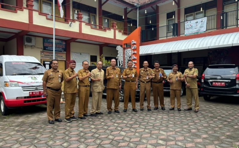 Foto Bersama PLT Sekdakab Sumenep Bersama Kepala DPMPSTP Sumenep dan Jajaran Usai Sidak, Senin (05/01/2025)
