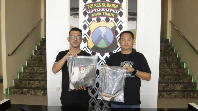 Kasat Reskrim Polres Sumenep AKP Agus Rusdiyanto Bersama Barang Bukti 
