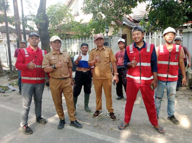 Kepala Bidang Tata Lingkungan Hidup DLH Kabupaten Sumenep, RB. Moh. Hasinuddin Firdaus Memimpin Langsung Pemangkasan Pohon Kota Di jalan Achmad Yani Kampung Arab Pajagalan, Senin (02/02/2026)