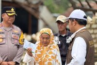 Ketua BaAZNAS Sumenep Ahmad Rahman, S.Pd.I. dan Kabag OPS Polres Sumenep Kompol Junaidi SPD Saat Menyalurkan Bantuan Perbaikan Rumah di Desa Karduluk, Rabu (04/05/2026)