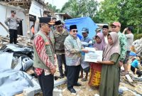 Wabup Sumenep KH. Imam Hasyim SH MH Saat Menyerahkan Bantuan Stimulan Kepada Warga Terdampak Puting Beliung di Kecamatan Bluto, Kamis (05/02/2026)