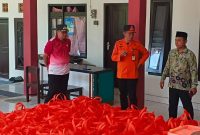 Kepala Pelaksana BPBD Sumenep Achmad Laili Maulidi Bersama Camat Pragaan Indra Henawan di Suasana Penyaluran Bantuan, Jum'at (06/02/2026)
