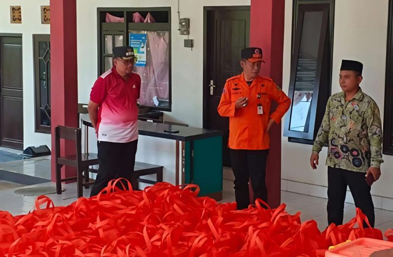 Kepala Pelaksana BPBD Sumenep Achmad Laili Maulidi Bersama Camat Pragaan Indra Henawan di Suasana Penyaluran Bantuan, Jum'at (06/02/2026)