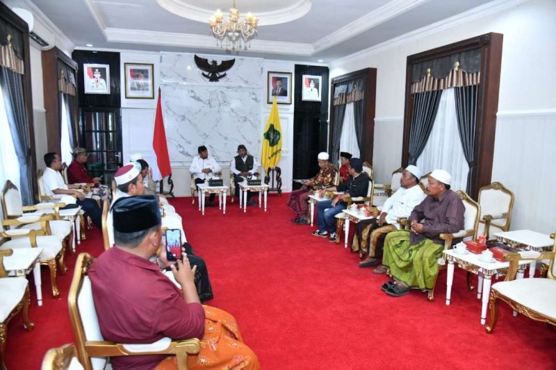 Bupati Sumenep A. Fauzi Wongsojudo menggelar pertemuan silaturahmi dengan delegasi Majelis Silaturrahim Alumni Pondok Pesantren (MASSA PONTREN) di ruang VIP Rumah Dinas Bupati, Jumat (6/2/2026).