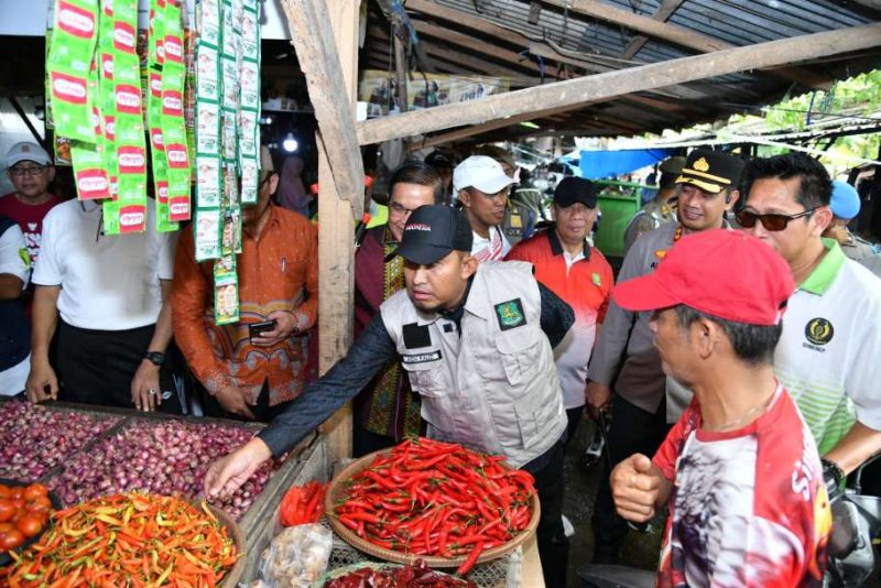 Bupati Sumenep Achmad Fauzi Wongso judo Saat Mengunjungi Pasar Anom Sumenep