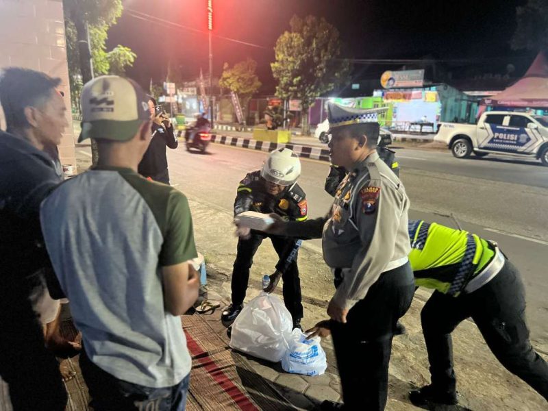 Humanis di Bulan Suci Ramadhan, Polantas Sumenep Ketuk Hati Warga Lewat Sahur On The Road