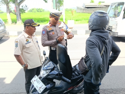 Kepala UPT PPD Sumenep Samtiono SH MH Bersama Kanit Tujarwali IPDA Dypta SH Saat Turun Langsung Opgab Bersama Kepatuhan Pajak Tahun 2026