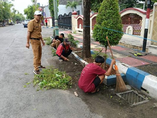 Jaga Wajah Kota, DLH Sumenep Intensifkan Pembersihan di Koridor Strategis