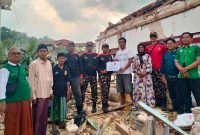 MWCNU Bluto Bersama Banser Salurkan Bantuan dan Bersihkan Puing Rumah Warga Terdampak Pohon Tumbang