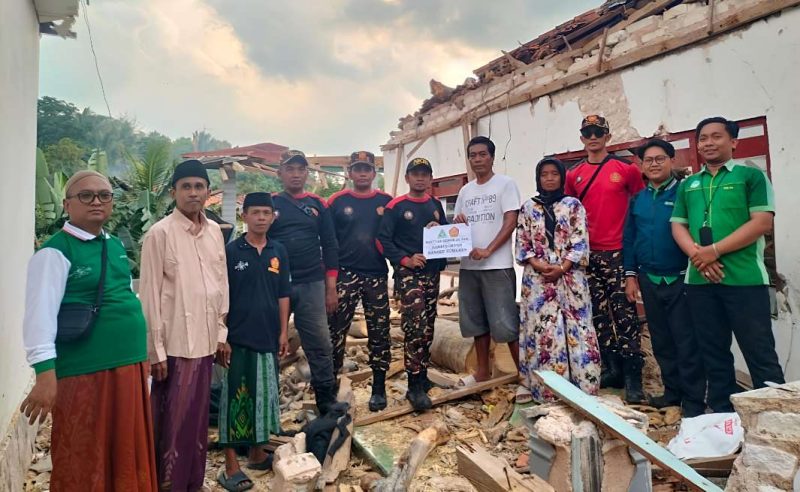 MWCNU Bluto Bersama Banser Salurkan Bantuan dan Bersihkan Puing Rumah Warga Terdampak Pohon Tumbang