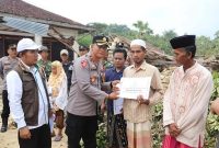 Kabag Ops Polres Sumenep, Kompol Junaidi, S.Pd., menyerahkan bantuan kemanusiaan kepada warga terdampak di Desa Karduluk, Kecamatan Pragaan.