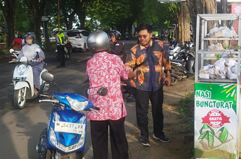 KBS Sumenep Tebar Kepedulian di Tengah Mendung, 185 Nasi Bungturat Dibagikan untuk Pengguna Jalan, Jum'at (06/02/2026)