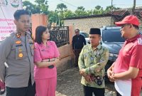 Kapolres Sumenep AKBP Anang Hardiyanto Bersama Ibu Ketua Bhayangkari Saat Mengunjungi Korban Bencana Alam di Kecamatan Pragaan Didampingi Camat Pragaan Indra Henawan 
