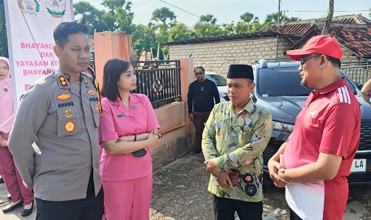 Kapolres Sumenep AKBP Anang Hardiyanto Bersama Ibu Ketua Bhayangkari Saat Mengunjungi Korban Bencana Alam di Kecamatan Pragaan Didampingi Camat Pragaan Indra Henawan 