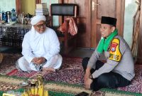 KHR Achmad Qusyairi Zaini, S.S. Saat Menerima Kunjungan Silaturahmi Kapolres Sumenep AKBP Anang Hardiyanto di Kediamannya, Jum'at (06/02/2026)
