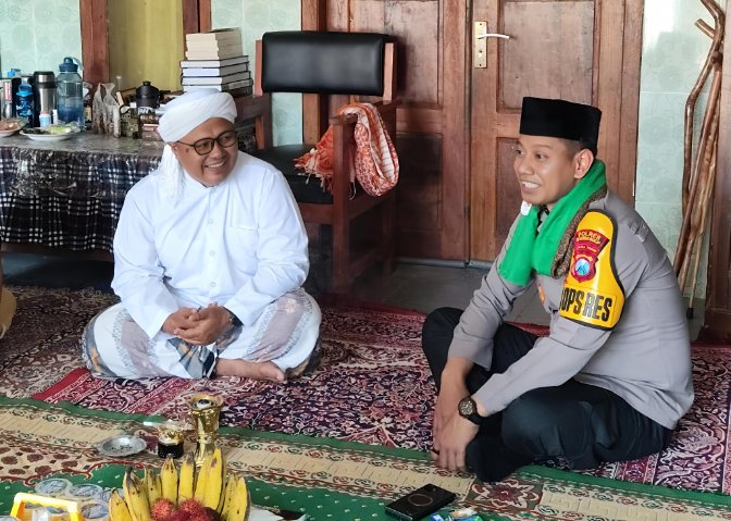 KHR Achmad Qusyairi Zaini, S.S. Saat Menerima Kunjungan Silaturahmi Kapolres Sumenep AKBP Anang Hardiyanto di Kediamannya, Jum'at (06/02/2026)