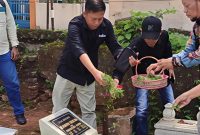Ketua PWI Sumenep, Faisal Warid Saat Menabur Bunga di Makam Wartawan Senior, Jum'at (06/02/2026)