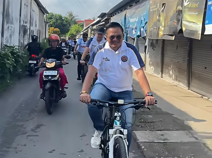Kepala Rutan Kelas II Sumenep Aditya Wahyu Rahmadani Saat Gowes Bersama ASN di Lingkungan Rutan Sumenep, Jum'at (06/02/2026)