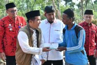 Bupati Sumenep Dr. Achmad Fauzi Wongsojudo Bersama Ketua Baznas Akhmad Rahman Yang Menyalurkan Bantuan Kepada Warga Terdampak Bencana di Kecamatan Pragaan, Jum'at (06/02/2026)