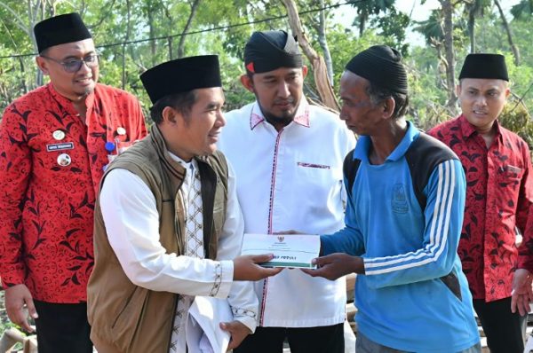 Bupati Sumenep Dr. Achmad Fauzi Wongsojudo Bersama Ketua Baznas Akhmad Rahman Yang Menyalurkan Bantuan Kepada Warga Terdampak Bencana di Kecamatan Pragaan, Jum'at (06/02/2026)