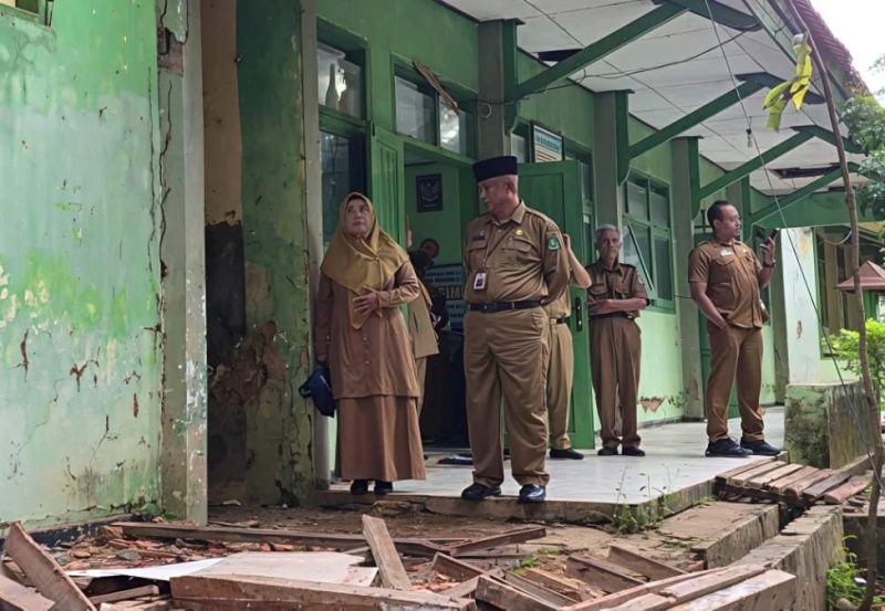 Kadisdik Sumenep H. Moh. Iksan Didampingi Kepala SMPN2 Kalianget Siti Mariani Saat Meninjau Ruang Yang Atapnya Roboh, Senin (09/02/2026)