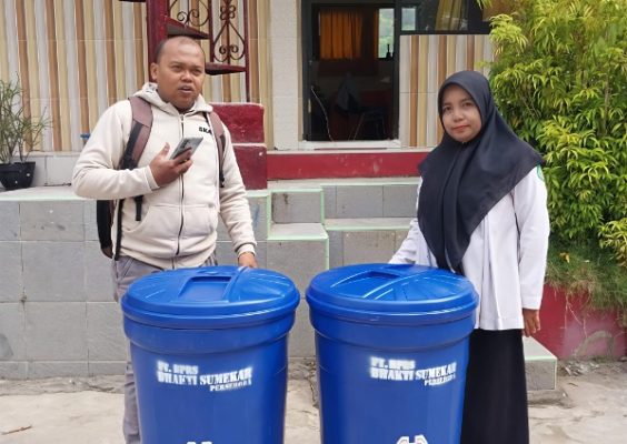 Dua Tong Sampah dari BPRS Bhakti Sumekar, SDN Pakandangan Sangrah Tanamkan Cinta Lingkungan Sejak Dini