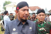 Bupati Sumenep Dr. H. Achmad Fauzi Wongsojudo Didampingi Dandim Sumenep Saat Diwawancarai Sejumlah Awak Media di Acara TMMD di Kecamatan Rubaru, Selasa (10/02/2026)