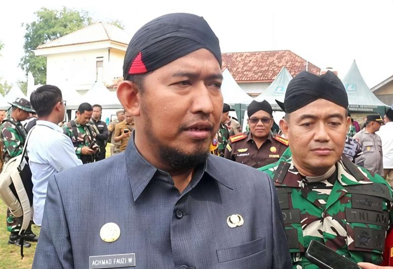 Bupati Sumenep Dr. H. Achmad Fauzi Wongsojudo Didampingi Dandim Sumenep Saat Diwawancarai Sejumlah Awak Media di Acara TMMD di Kecamatan Rubaru, Selasa (10/02/2026)