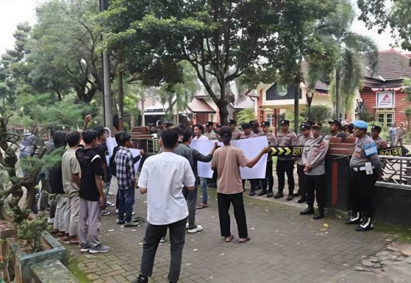 Mahasiswa GEMPAR Berunjuk Rasa, Polres Sumenep Kawal Ketat dengan Pendekatan Humanis